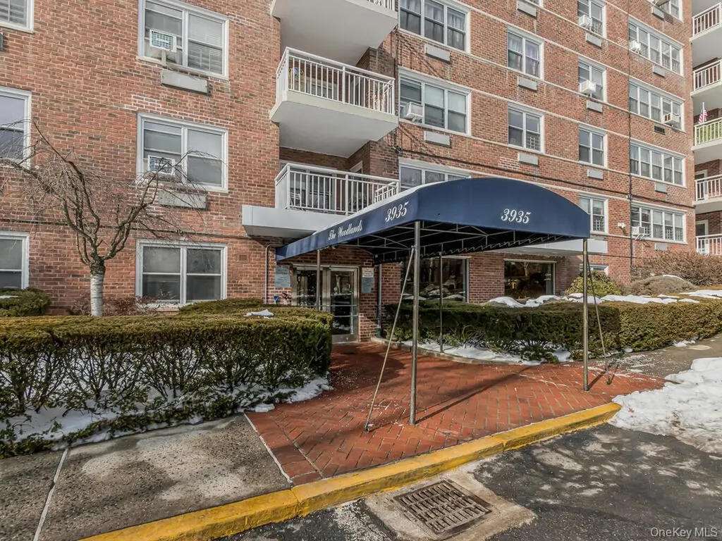 3935 Blackstone Avenue Bronx NY 10471