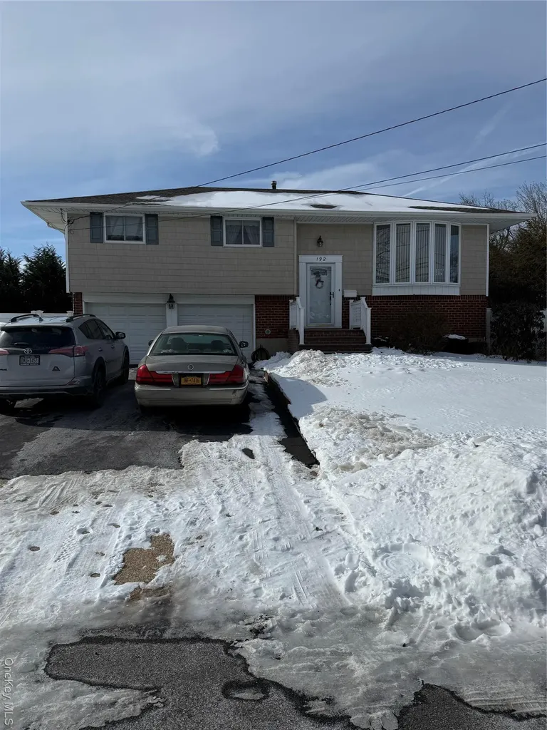 192 E 5th Street Deer Park NY 11729