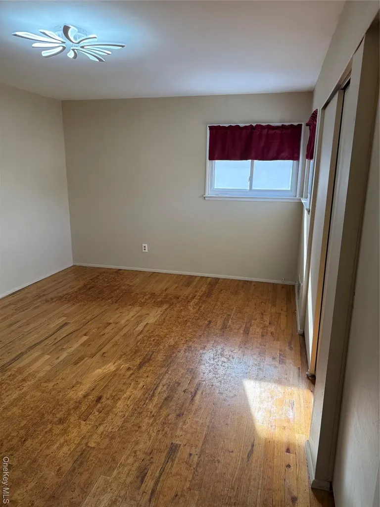 192 E 5th Street Deer Park NY 11729