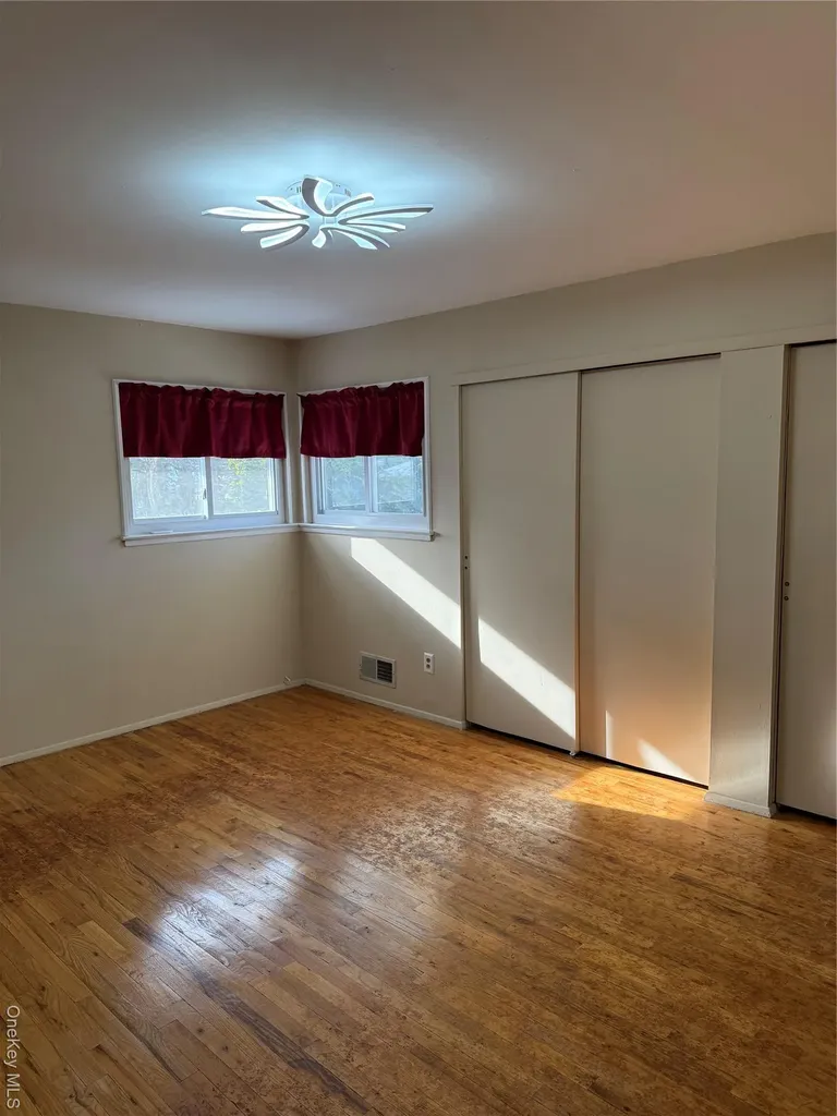 192 E 5th Street Deer Park NY 11729
