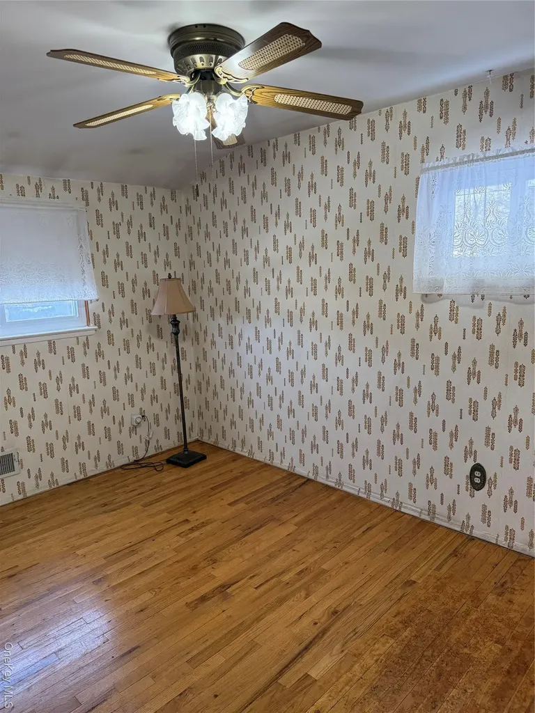 192 E 5th Street Deer Park NY 11729