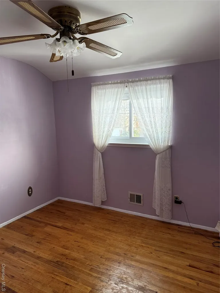 192 E 5th Street Deer Park NY 11729