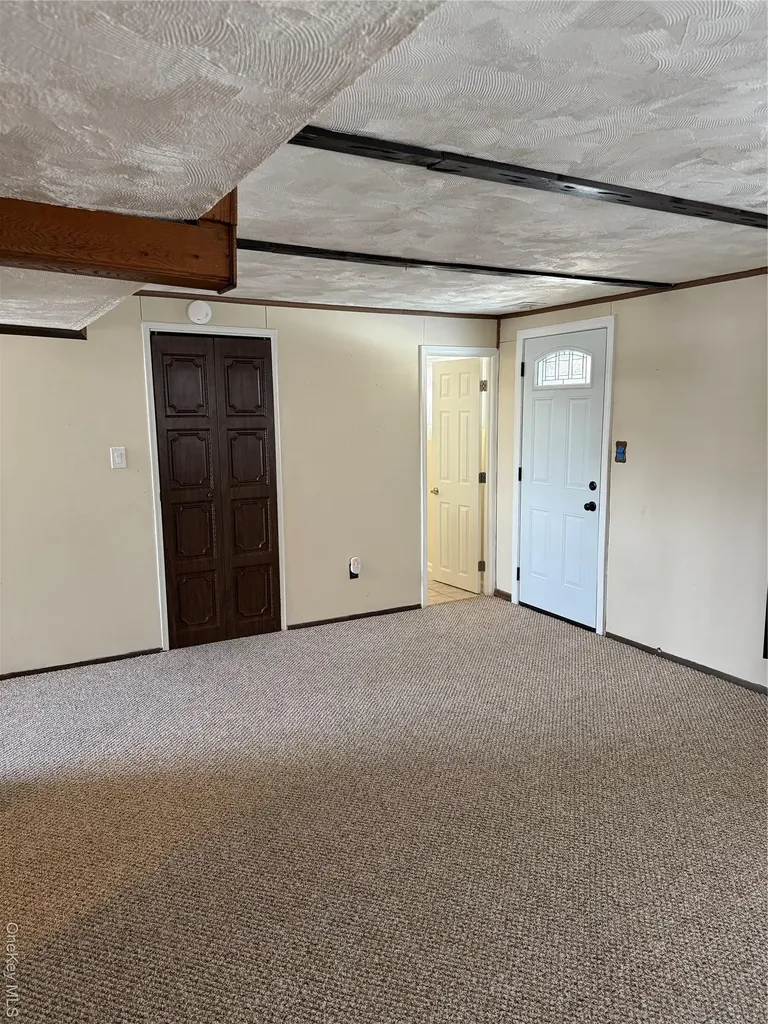192 E 5th Street Deer Park NY 11729
