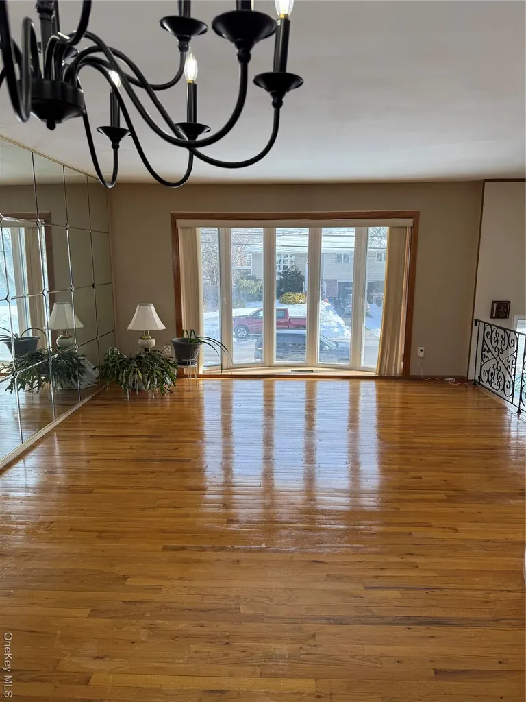 192 E 5th Street Deer Park NY 11729