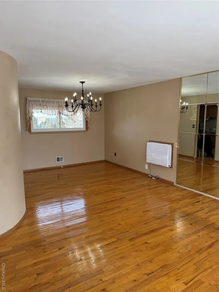 192 E 5th Street Deer Park NY 11729