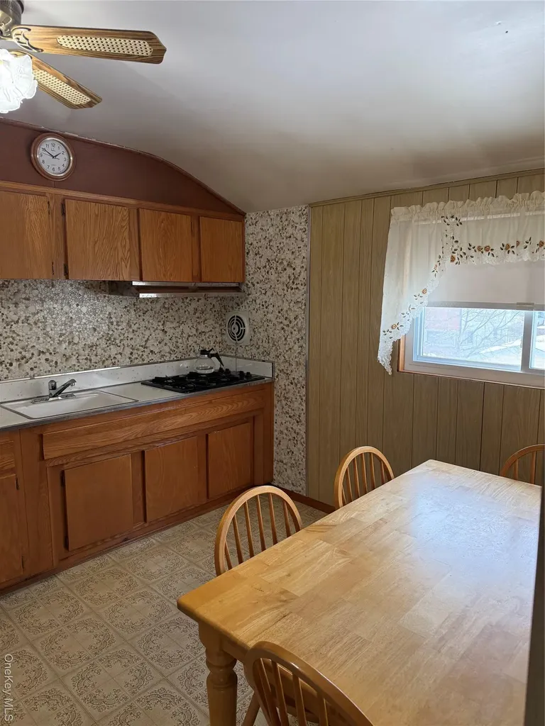 192 E 5th Street Deer Park NY 11729