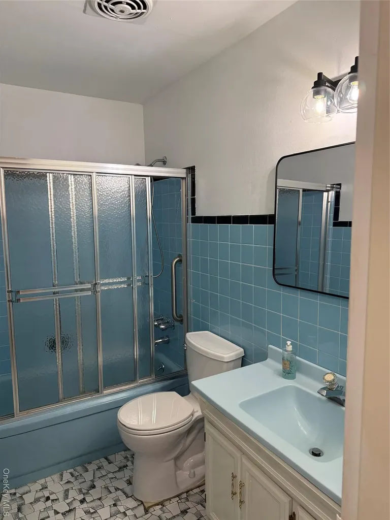 192 E 5th Street Deer Park NY 11729