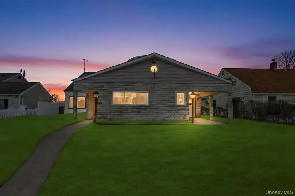 21 Clay Lane Levittown NY 11756