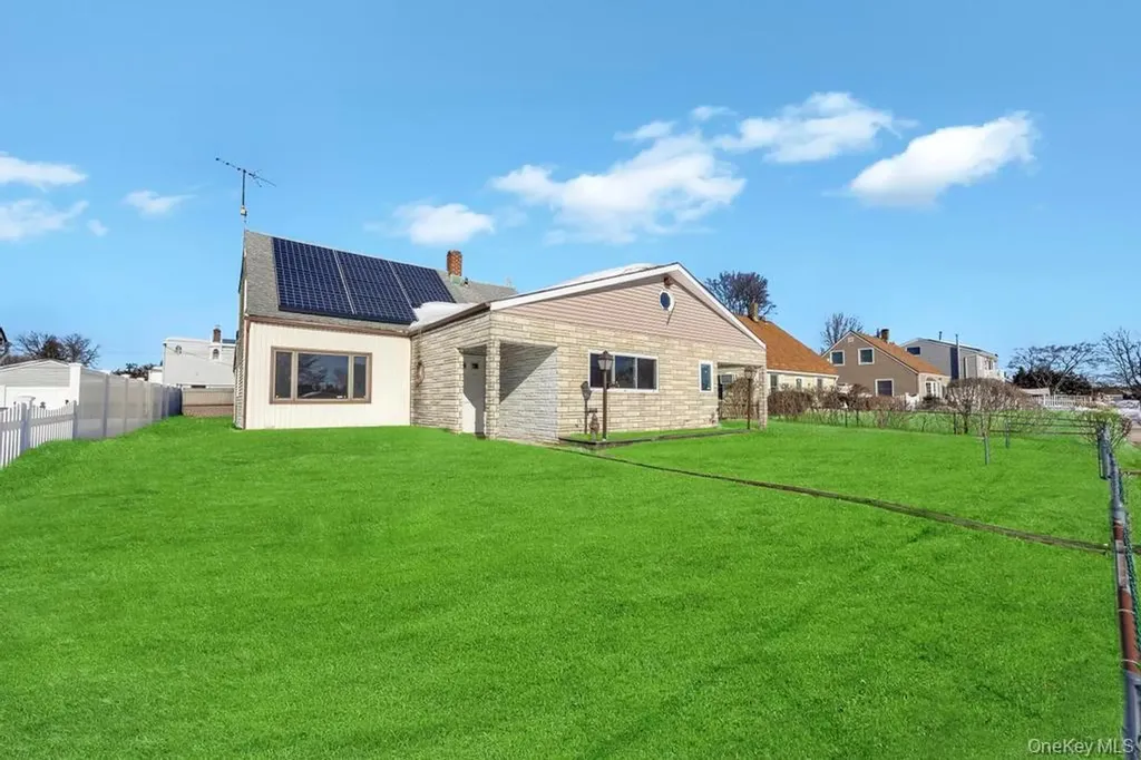 21 Clay Lane Levittown NY 11756