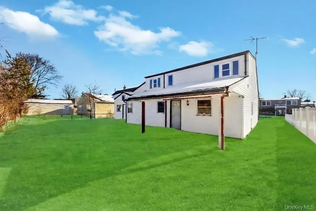 21 Clay Lane Levittown NY 11756
