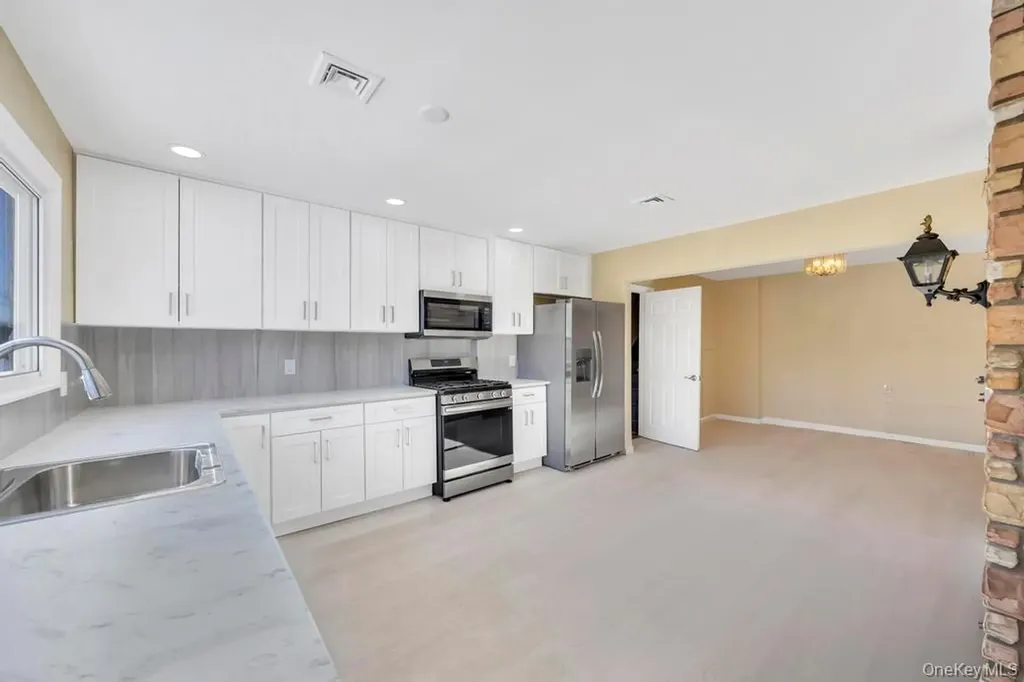 21 Clay Lane Levittown NY 11756