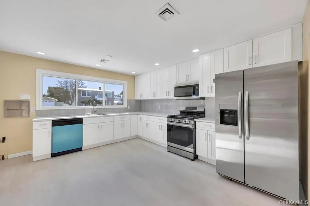 21 Clay Lane Levittown NY 11756
