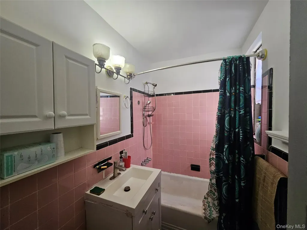 113-15 34 Corona NY 11368