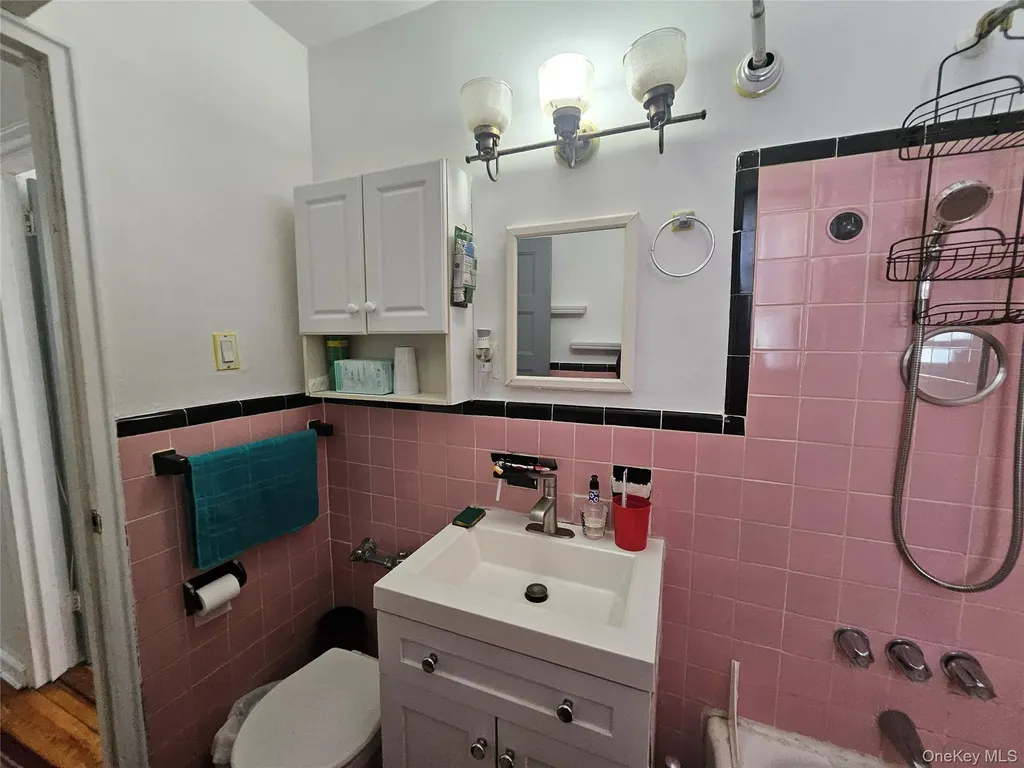 113-15 34 Corona NY 11368