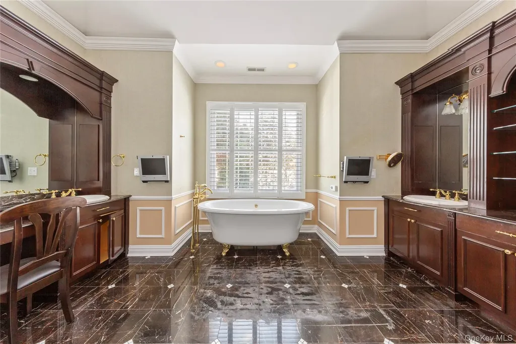 38 Stone Hill Drive S Manhasset NY 11030