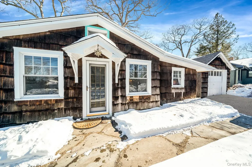 15 Ridge Lane Miller Place NY 11764