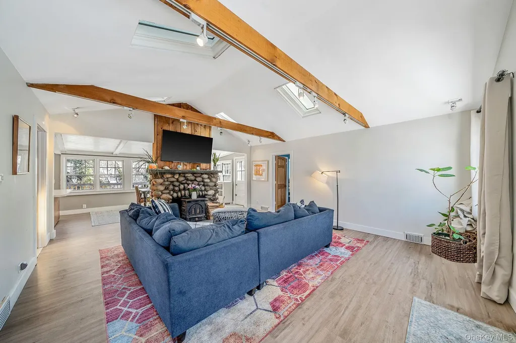 15 Ridge Lane Miller Place NY 11764