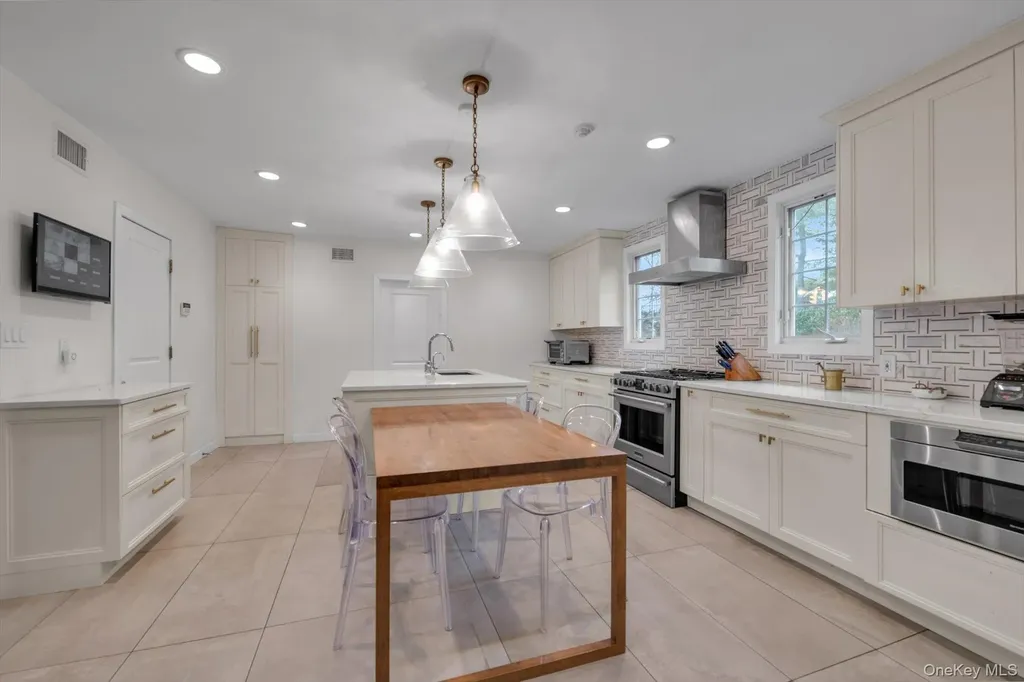 1357 Boxwood Drive E Hewlett Harbor NY 11557