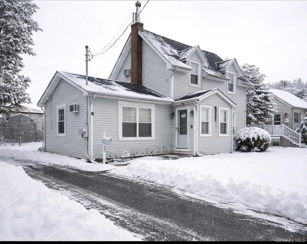 131 E Alhambra Avenue Lindenhurst NY 11757