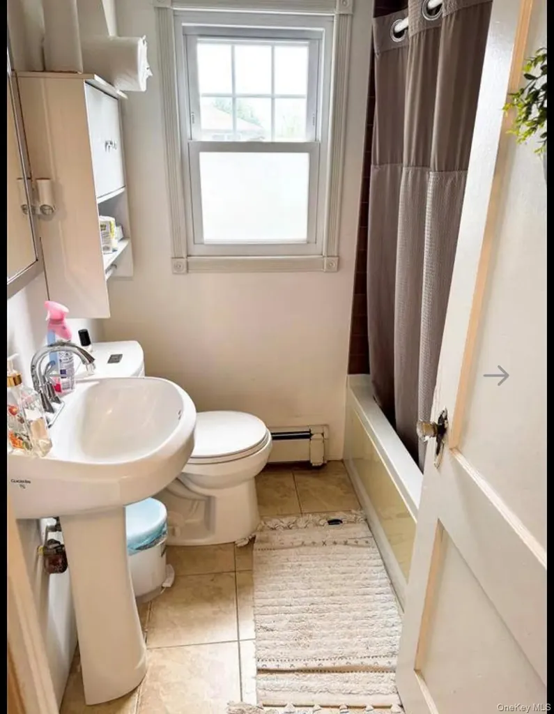 131 E Alhambra Avenue Lindenhurst NY 11757