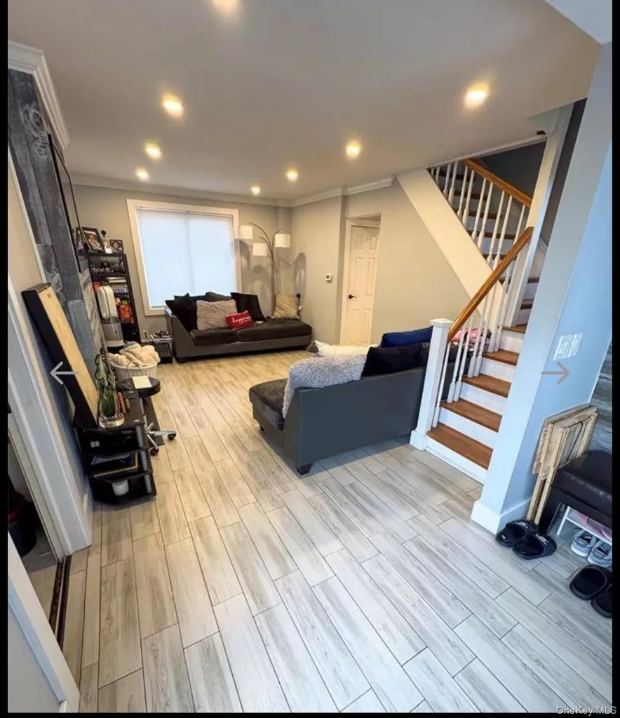 131 E Alhambra Avenue Lindenhurst NY 11757