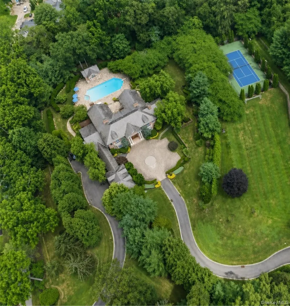 660 Chicken Valley Road Matinecock NY 11560