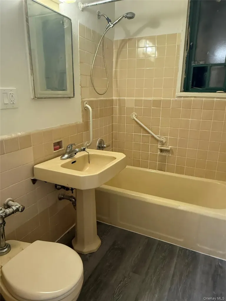 2240 E Tremont Avenue Bronx NY 10462