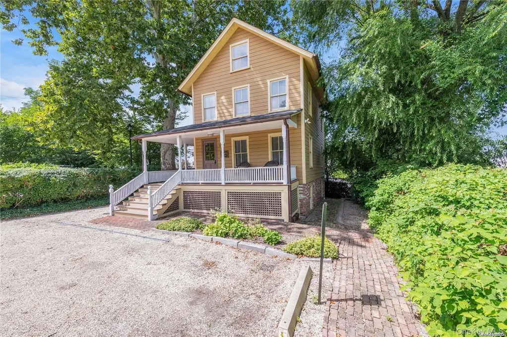 1433 Old Northern Boulevard Roslyn NY 11576