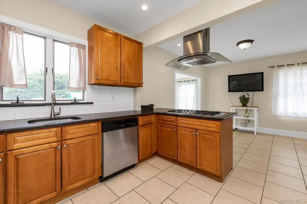 3080 Roxbury Road Oceanside NY 11572