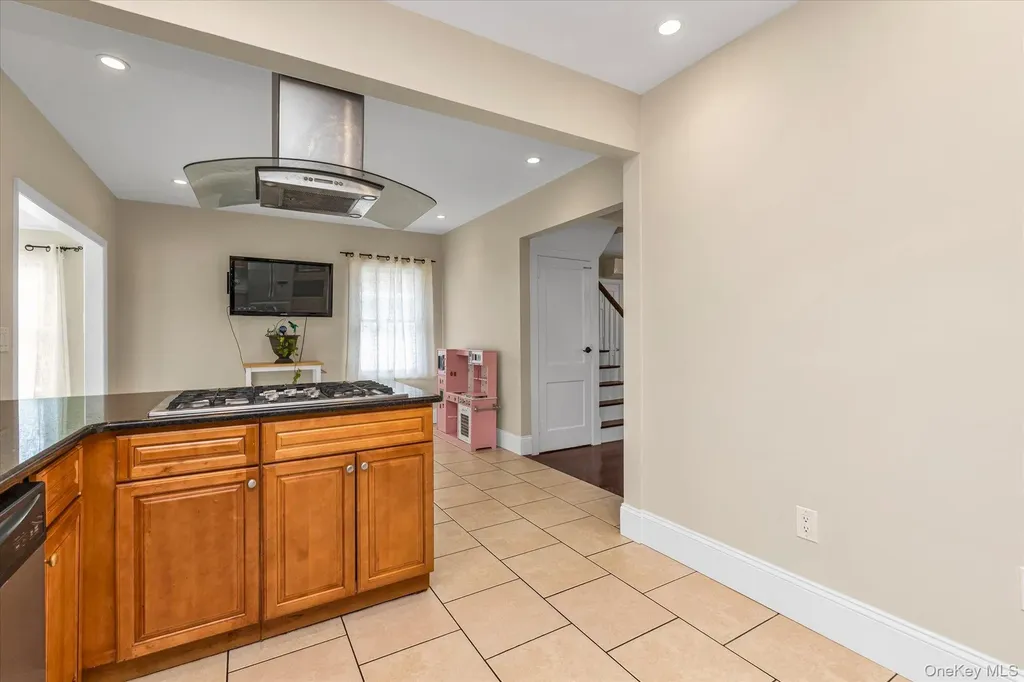3080 Roxbury Road Oceanside NY 11572