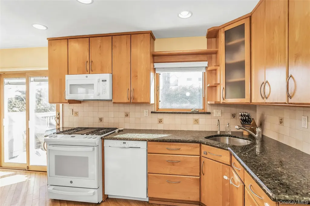 2066 Holland Way Merrick NY 11566
