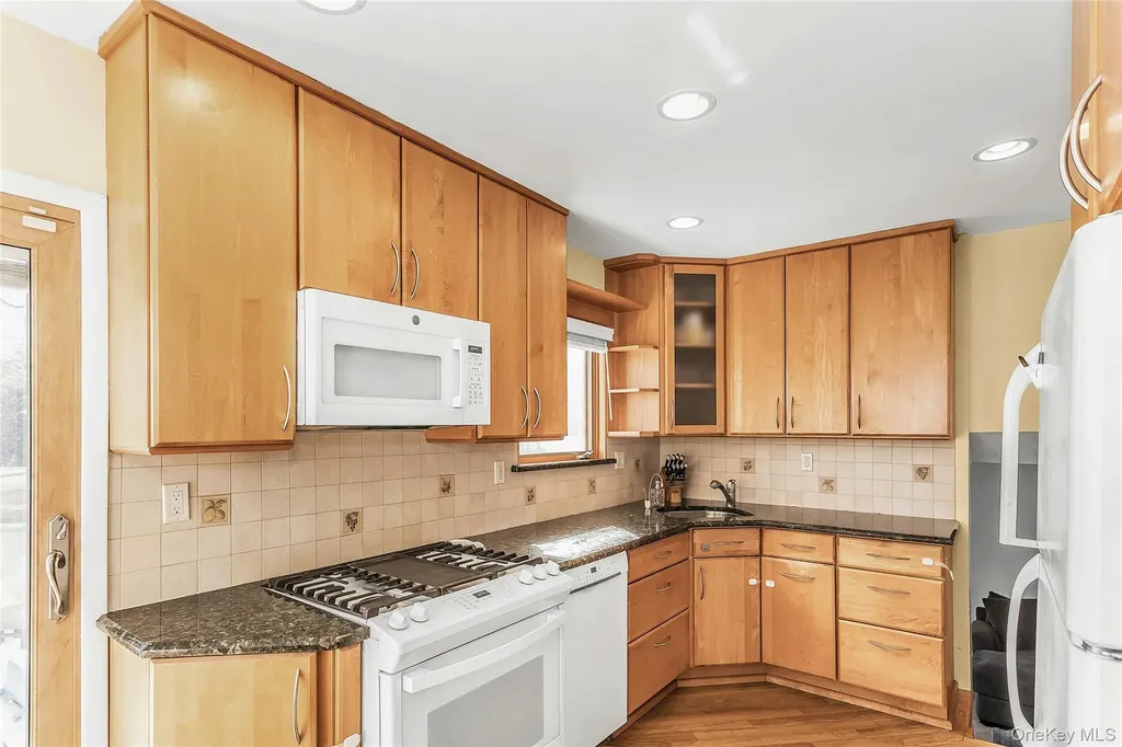 2066 Holland Way Merrick NY 11566