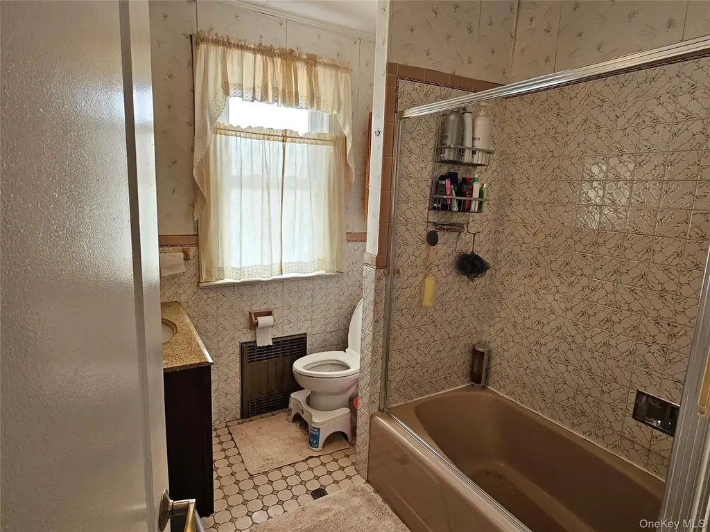 7757 76th Street Glendale NY 11385