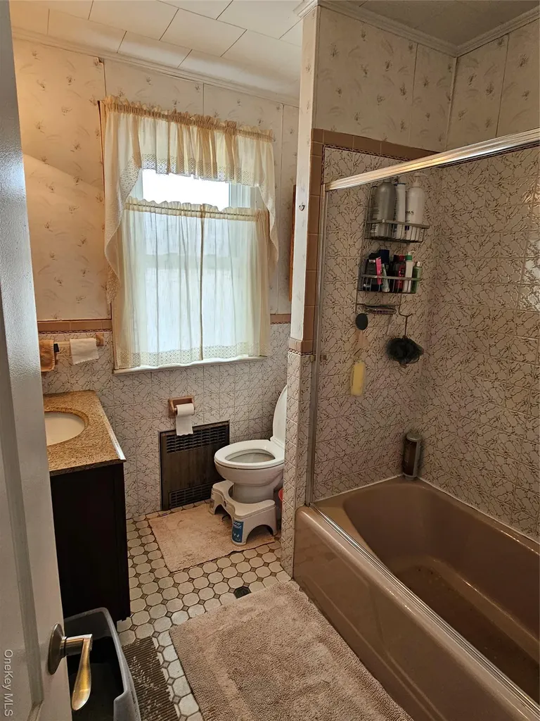 7757 76th Street Glendale NY 11385