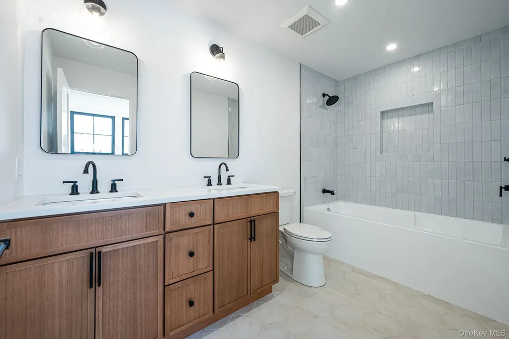 38 Pond Lane Levittown NY 11756