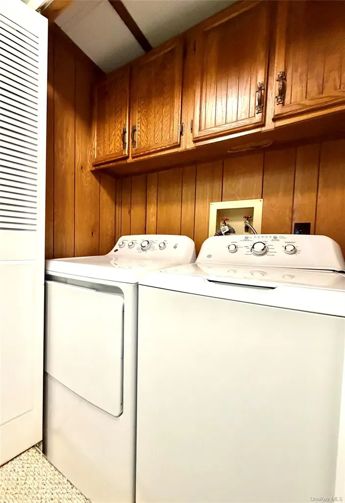 16 Village Circle E Manorville NY 11949