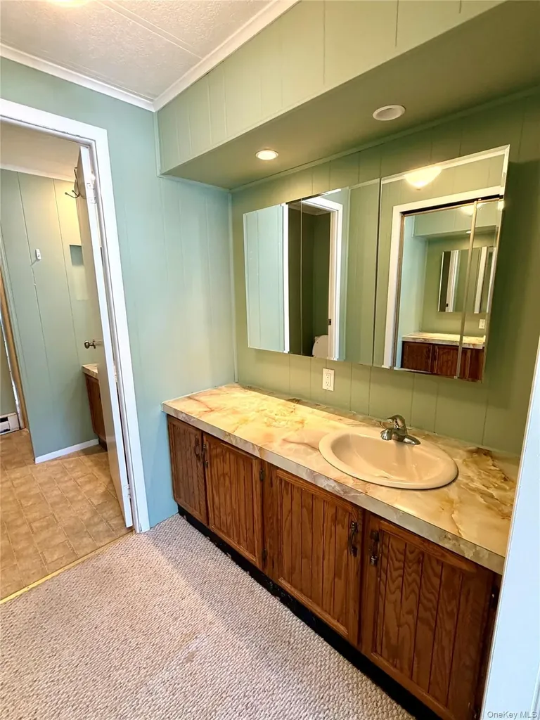 16 Village Circle E Manorville NY 11949