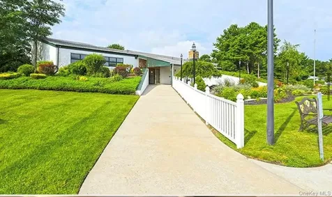 16 Village Circle E Manorville NY 11949