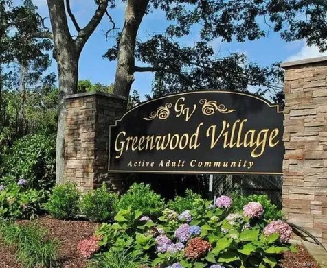 16 Village Circle E Manorville NY 11949