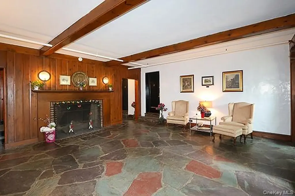 1 Ascot Ridge Great Neck NY 11021