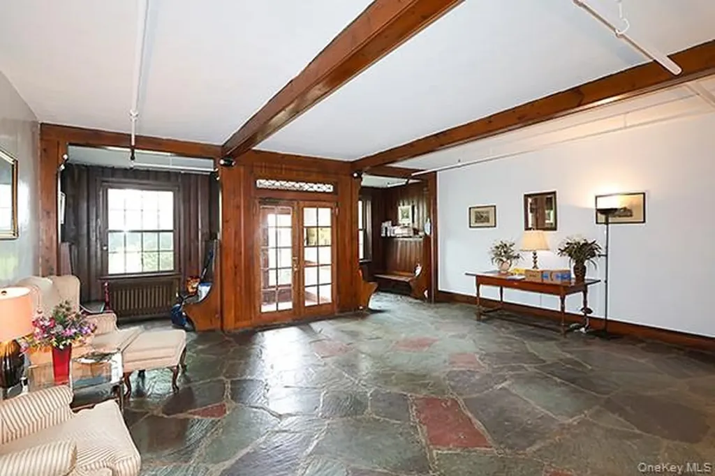1 Ascot Ridge Great Neck NY 11021