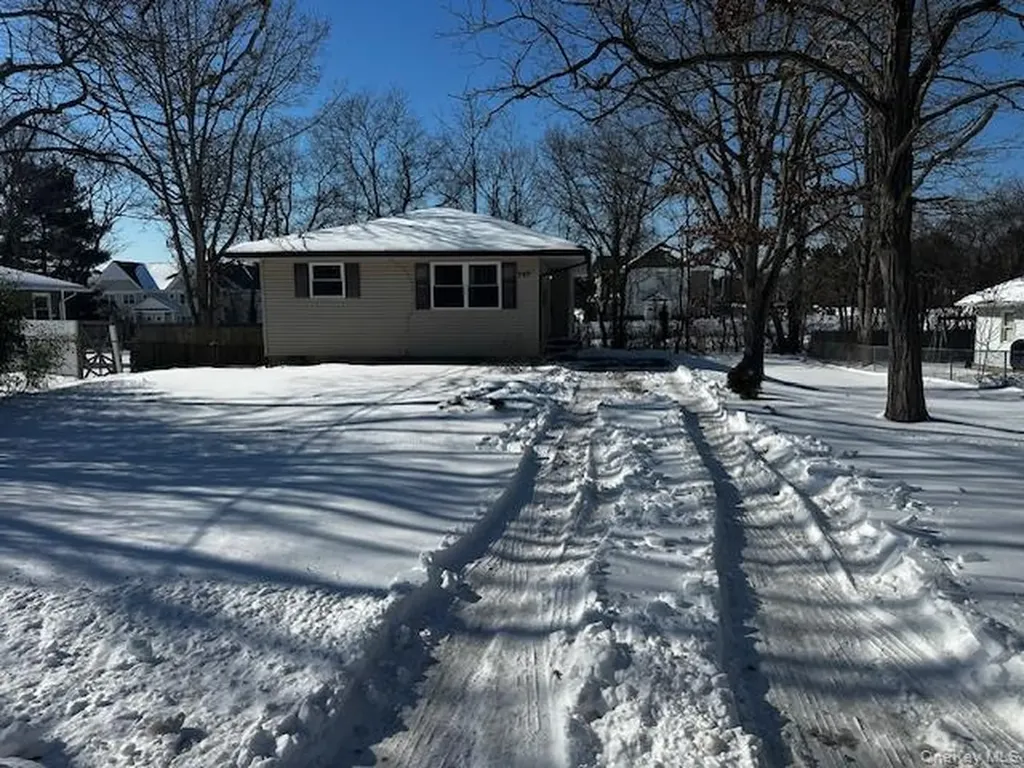 542 Post Avenue Bellport NY 11713