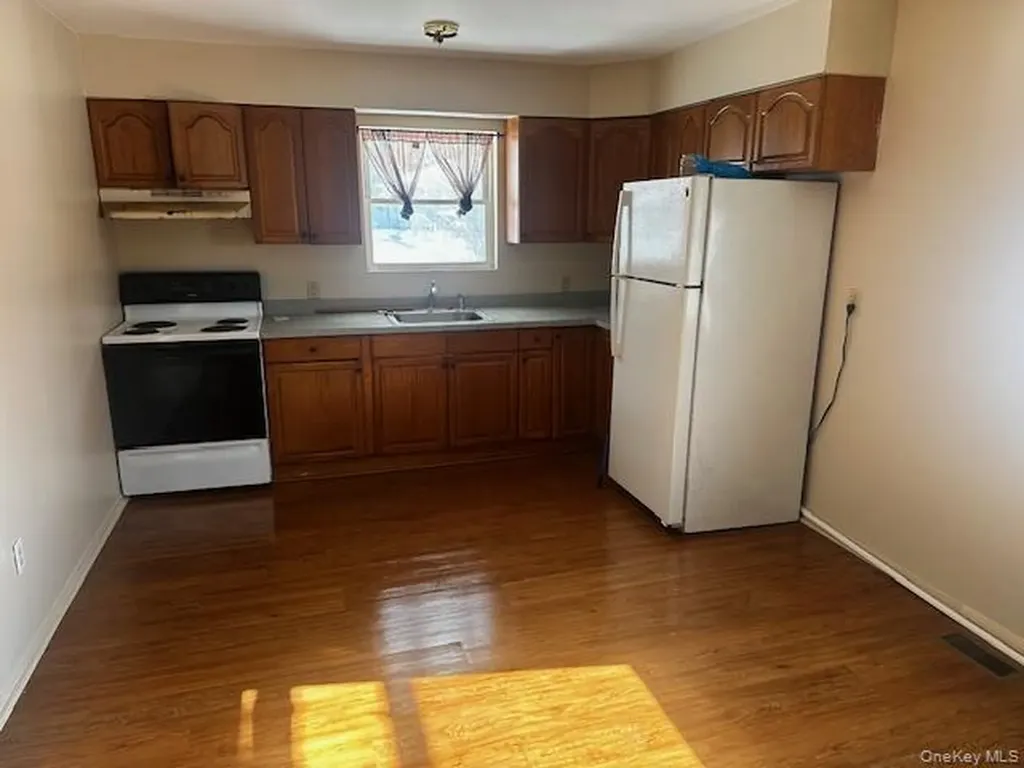 542 Post Avenue Bellport NY 11713