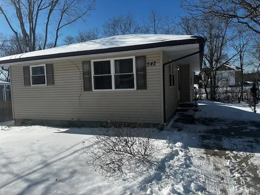 542 Post Avenue Bellport NY 11713