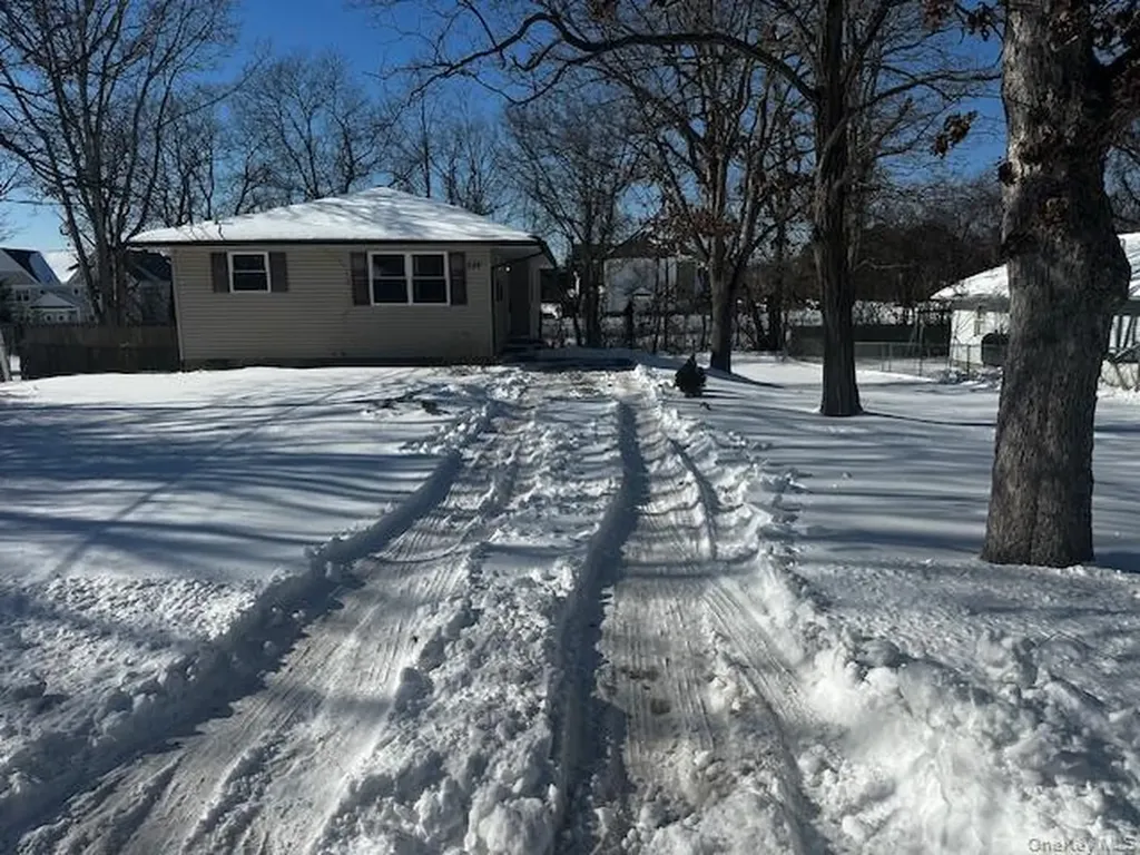 542 Post Avenue Bellport NY 11713