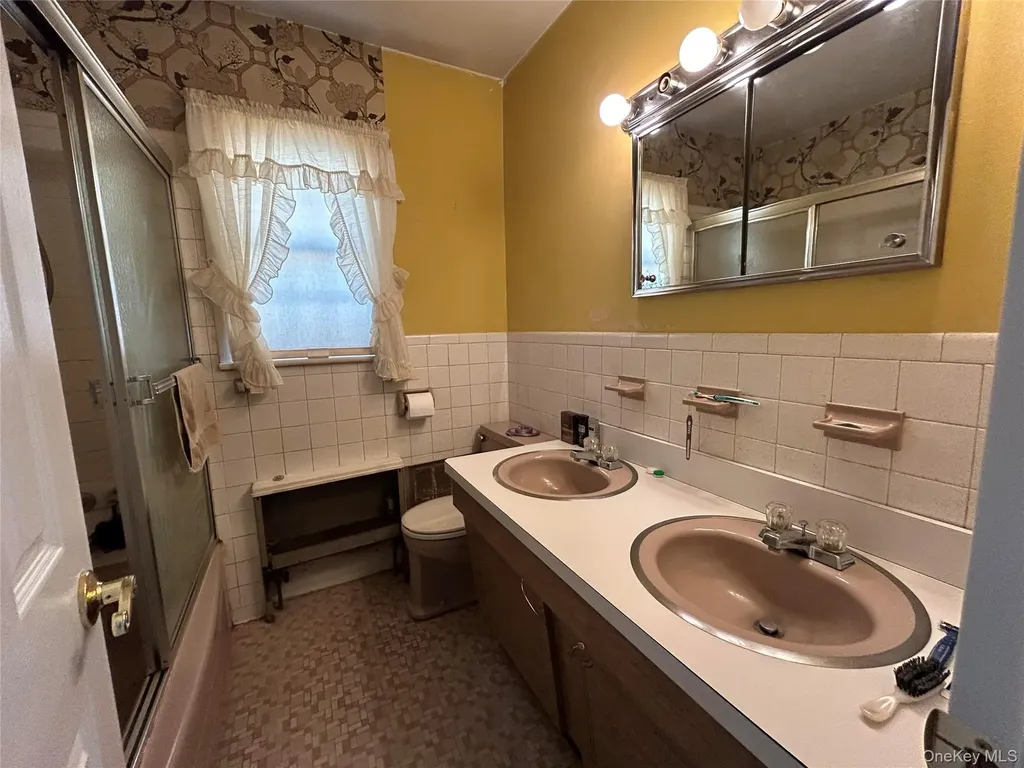1123 Hyman Avenue Bay Shore NY 11706