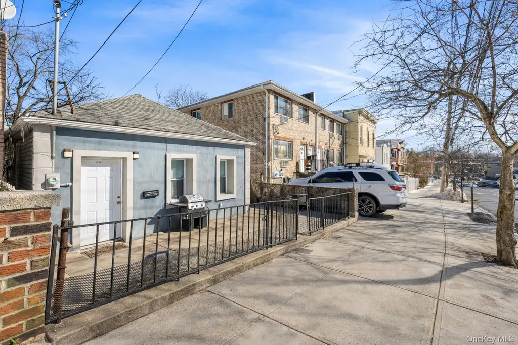 1031 E 216th Street Bronx NY 10469