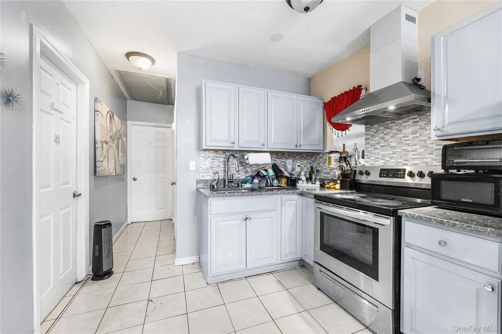 1031 E 216th Street Bronx NY 10469