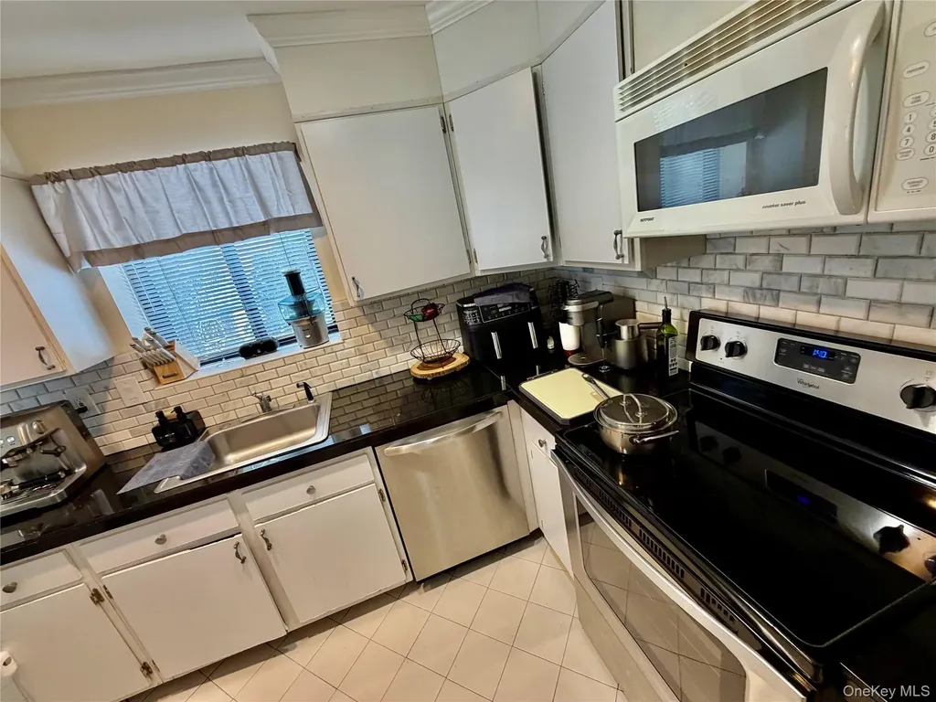 75 Greenway Close Rye Brook NY 10573