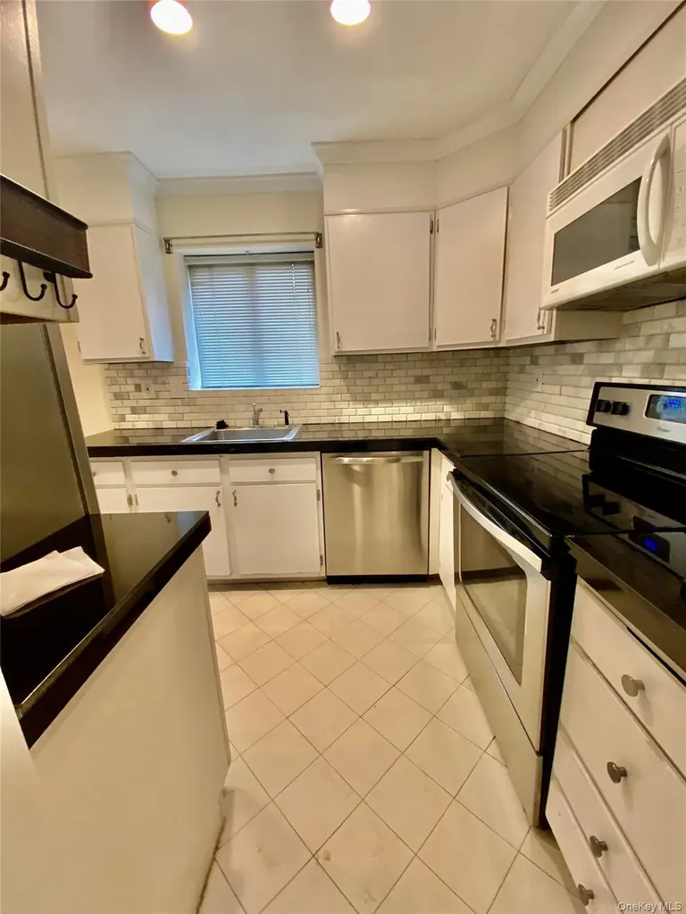 75 Greenway Close Rye Brook NY 10573